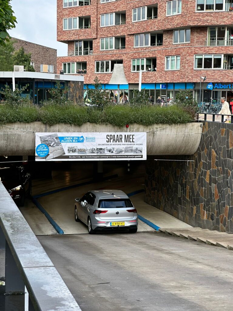 AH spandoek boven parkeergarage