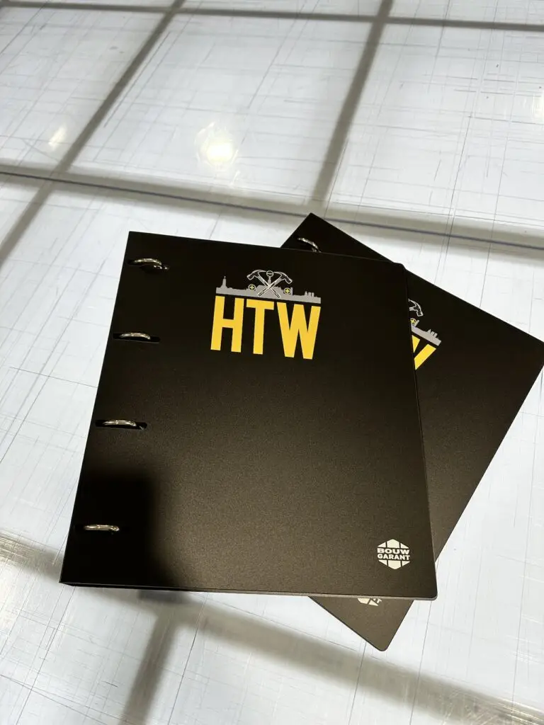 Zwarte kunststof mappen voorzien van direct geprint logo voor HTW
