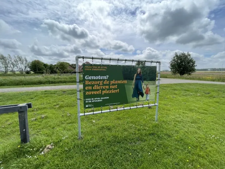 Spandoek van RAUM in een open veld