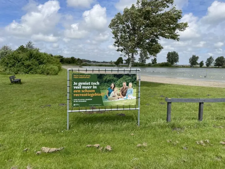 Spandoek van RAUM in een open veld