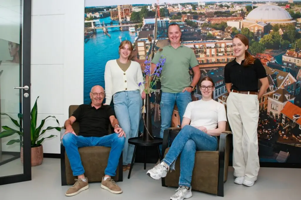 Het team van De Lithografen in de werkplaats in Haarlem