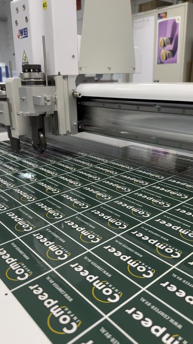 Snijplotter snijdt stickers voor Compeer