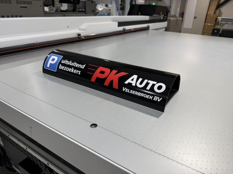 Parkeerbord voor PK Auto op de Canon Arizona flatbed