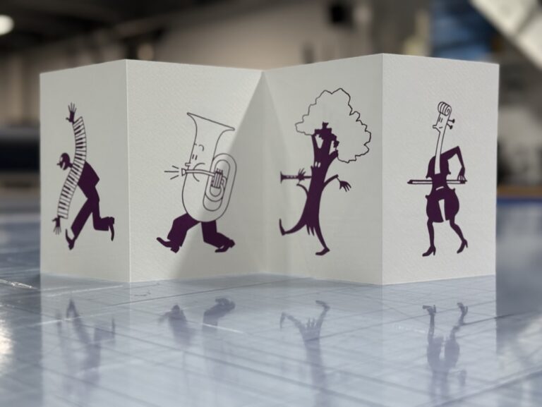 Zigzag gevouwen kaart met paarse illustraties