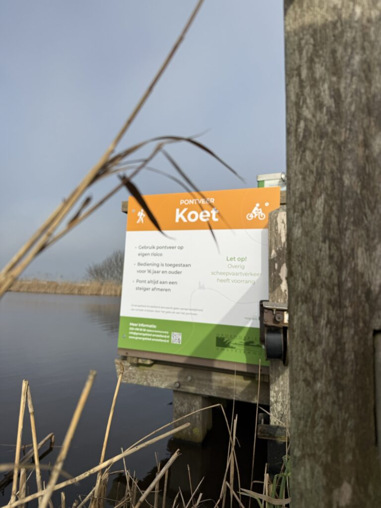 Bedrukt informatiebord in het riet