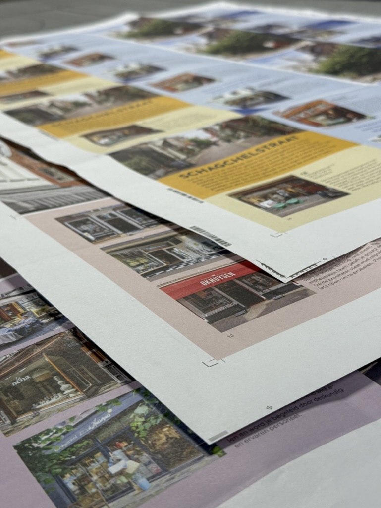 Drukvellen van een brochure voor het snijden