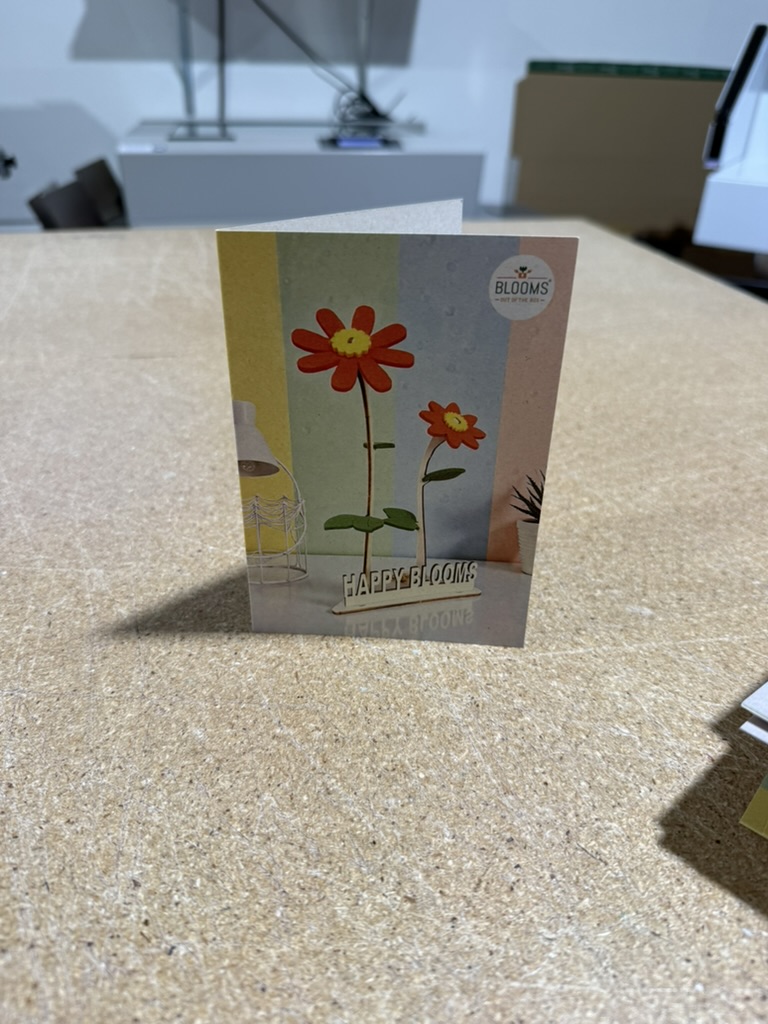 Gedrukte wenskaart met een bloemillustratie