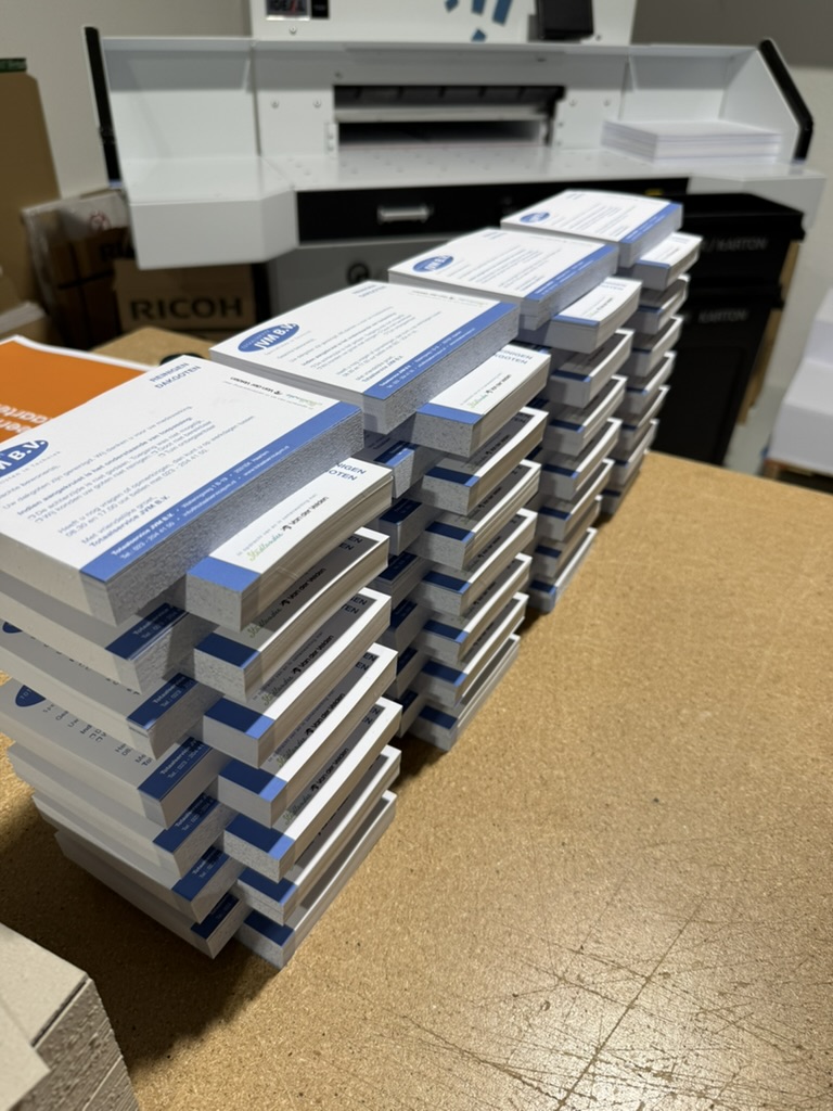Stapels gesneden drukwerk klaar voor levering