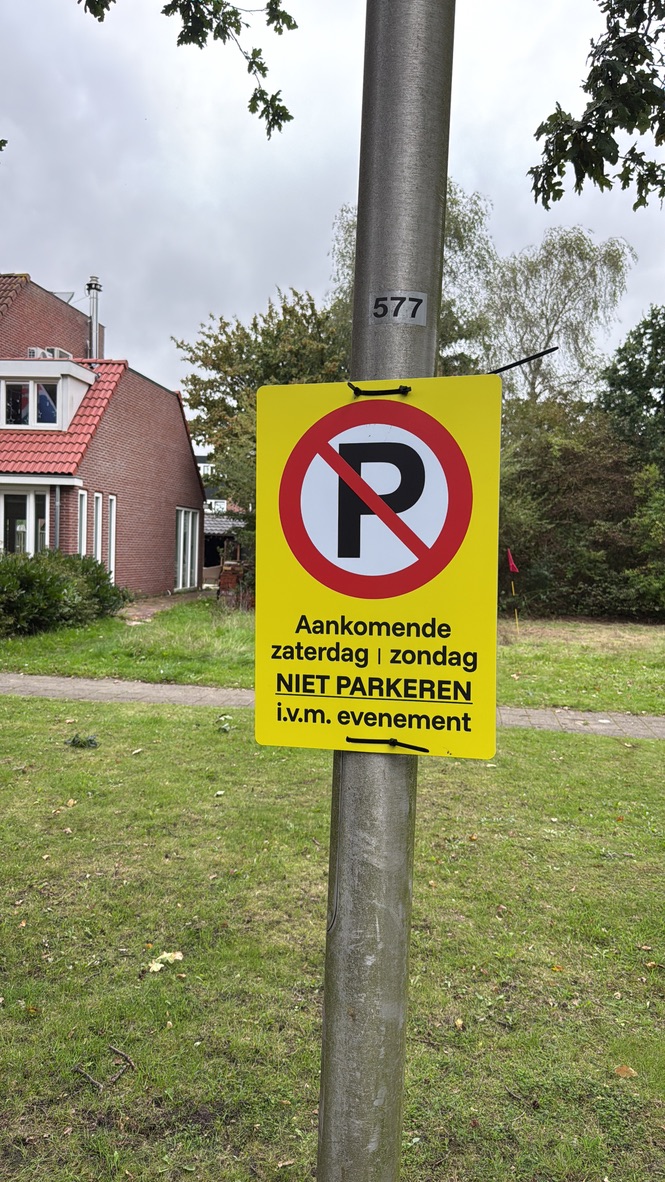 Bord "niet parkeren" voor een evenement aan een lantaarnpaal