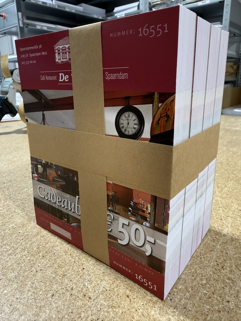 Dozen met cadeaubonnen voor De Toerist Spaarndam