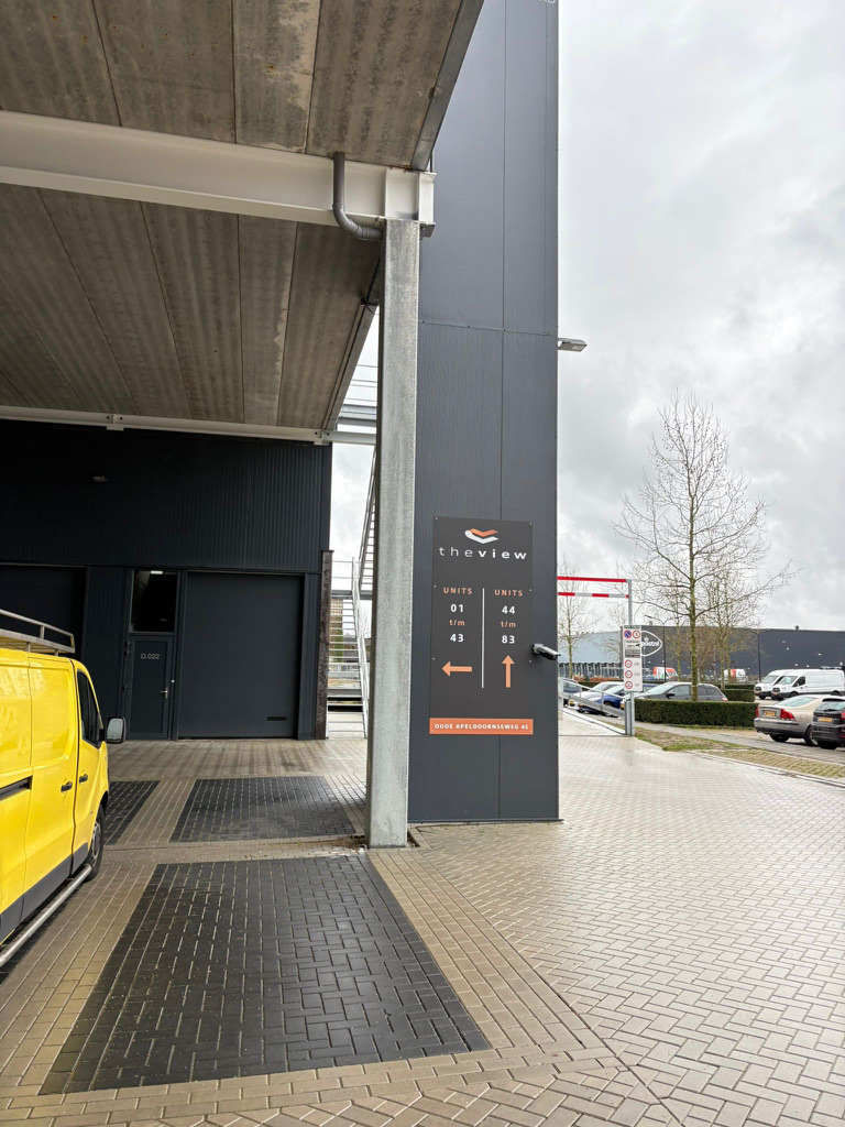 Bewegwijzeringszuil bij de entree van een bedrijfspand