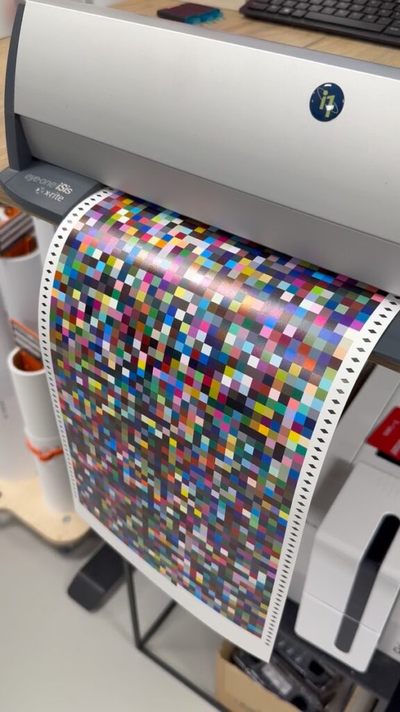 Epson-printer print een kleurenkaart voor kalibratie