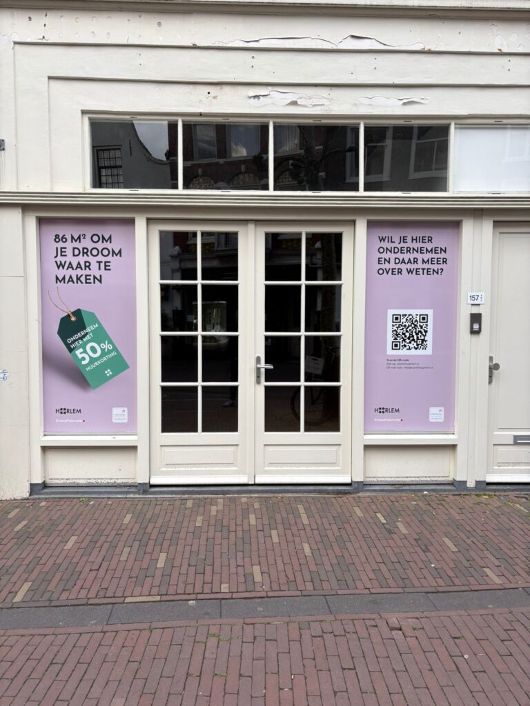 Raamdecoratie aan de Grote Houtstraat in Haarlem