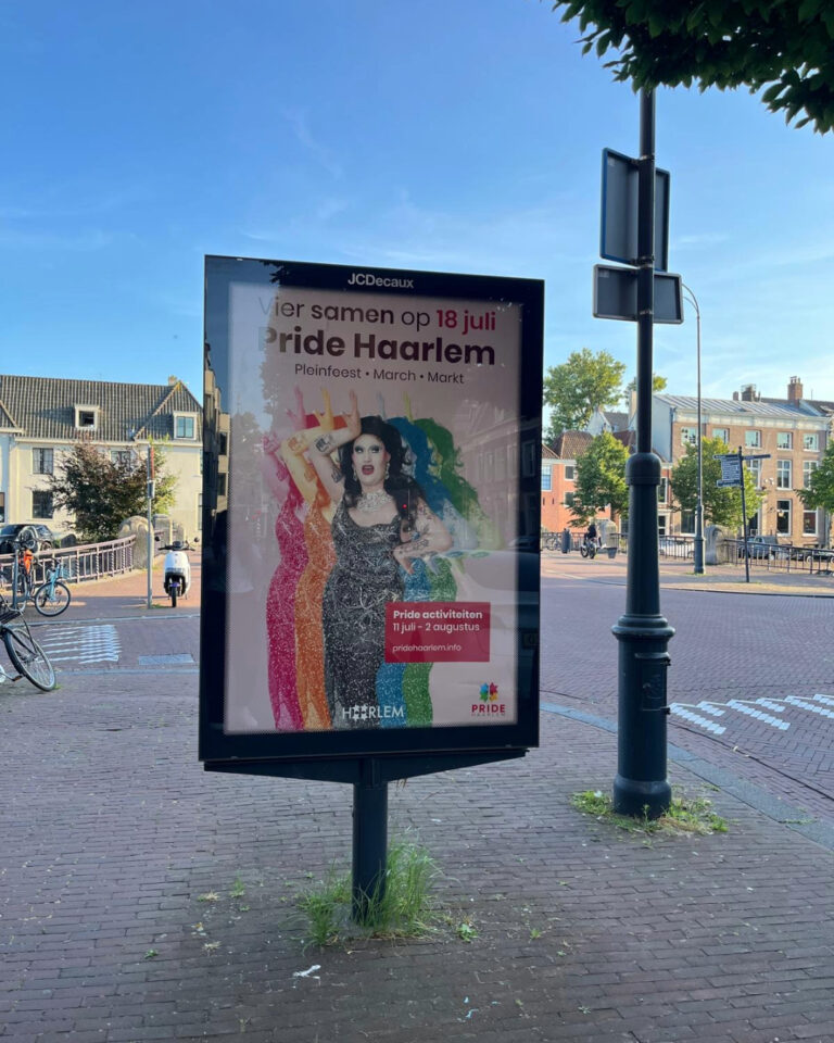 Mupi voor Pride Haarlem in het straatbeeld, geprint door De Lithografen