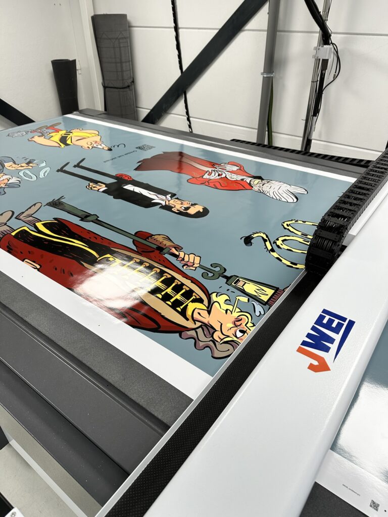 Raamstickers voor Jan Sikkens op de snijtafel