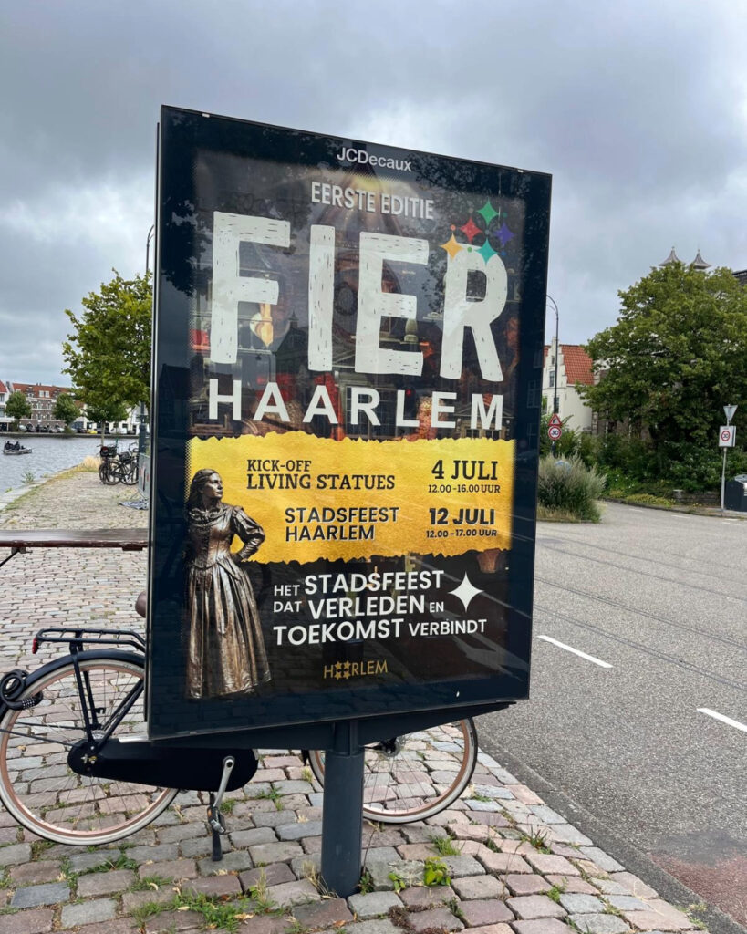 Mupi voor Fier Haarlem in het straatbeeld, geprint door De Lithografen