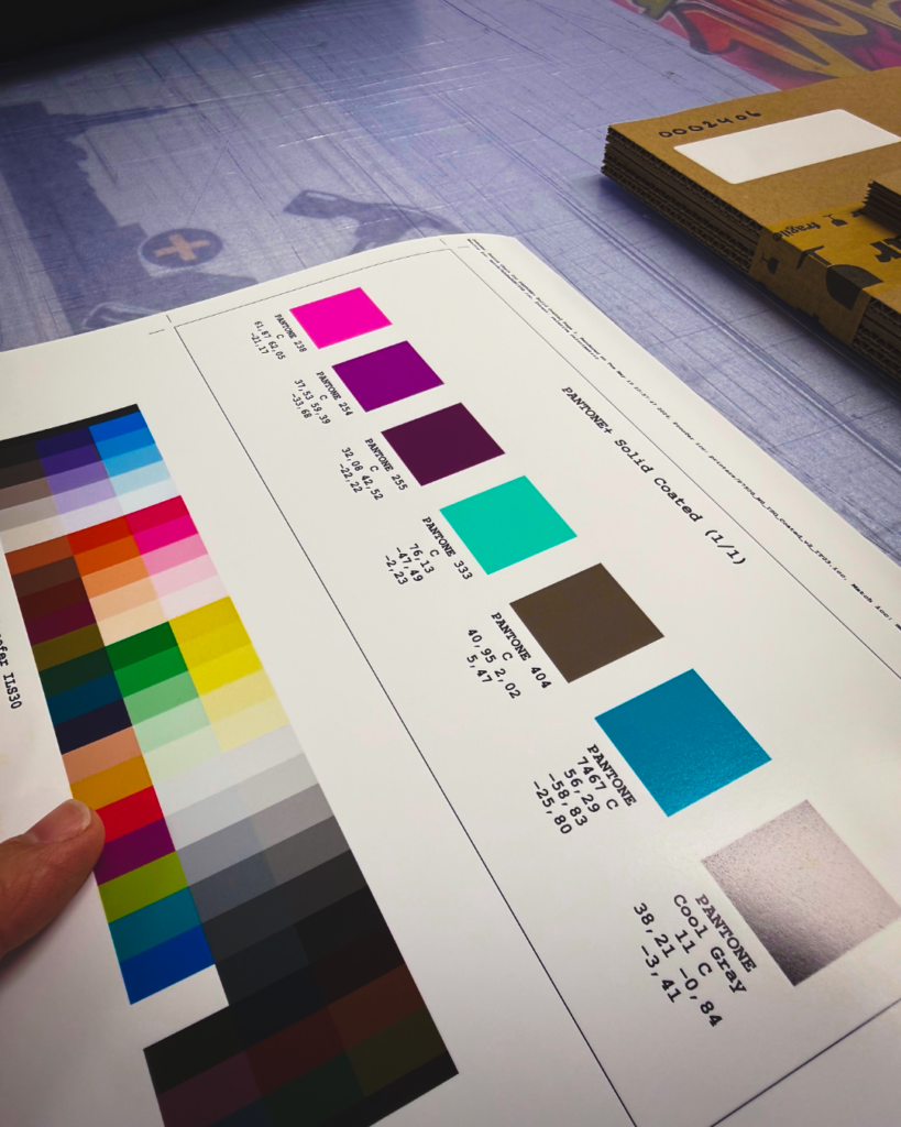 Pantone-kleurproef met UGRA/FOGRA meetstrook