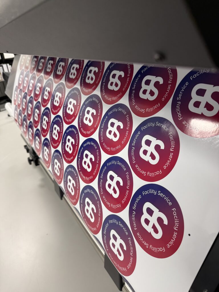 Ronde stickers voor SB Facility Service komen uit de printer