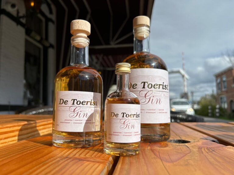 Gin-flessen van De Toerist met bedrukte etiketten
