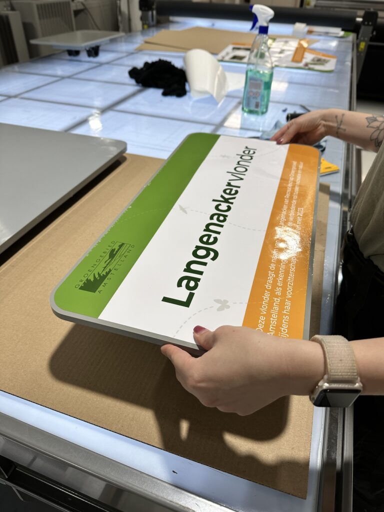 Watervaste sticker op verkeersbord voor GGA